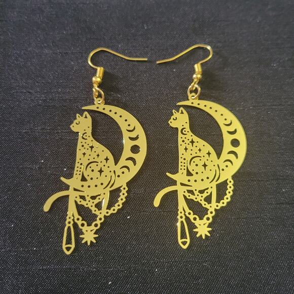 Gold stainless steel cat sitting on the moon witchy earrings - Picture 1 of 3